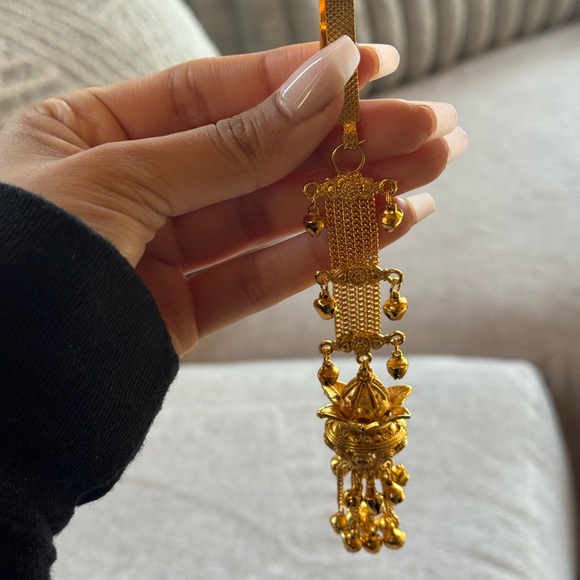 Gold Skirt Accessory - Picture 3 of 3